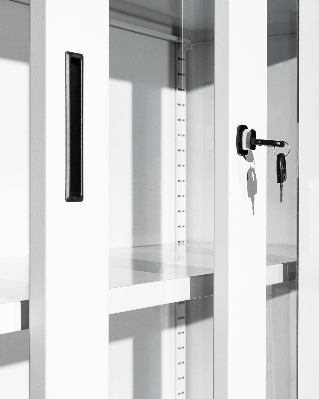 Armadio con porte a vetri temperati - 4/8 ripiani spostabili - bordi arrotondati