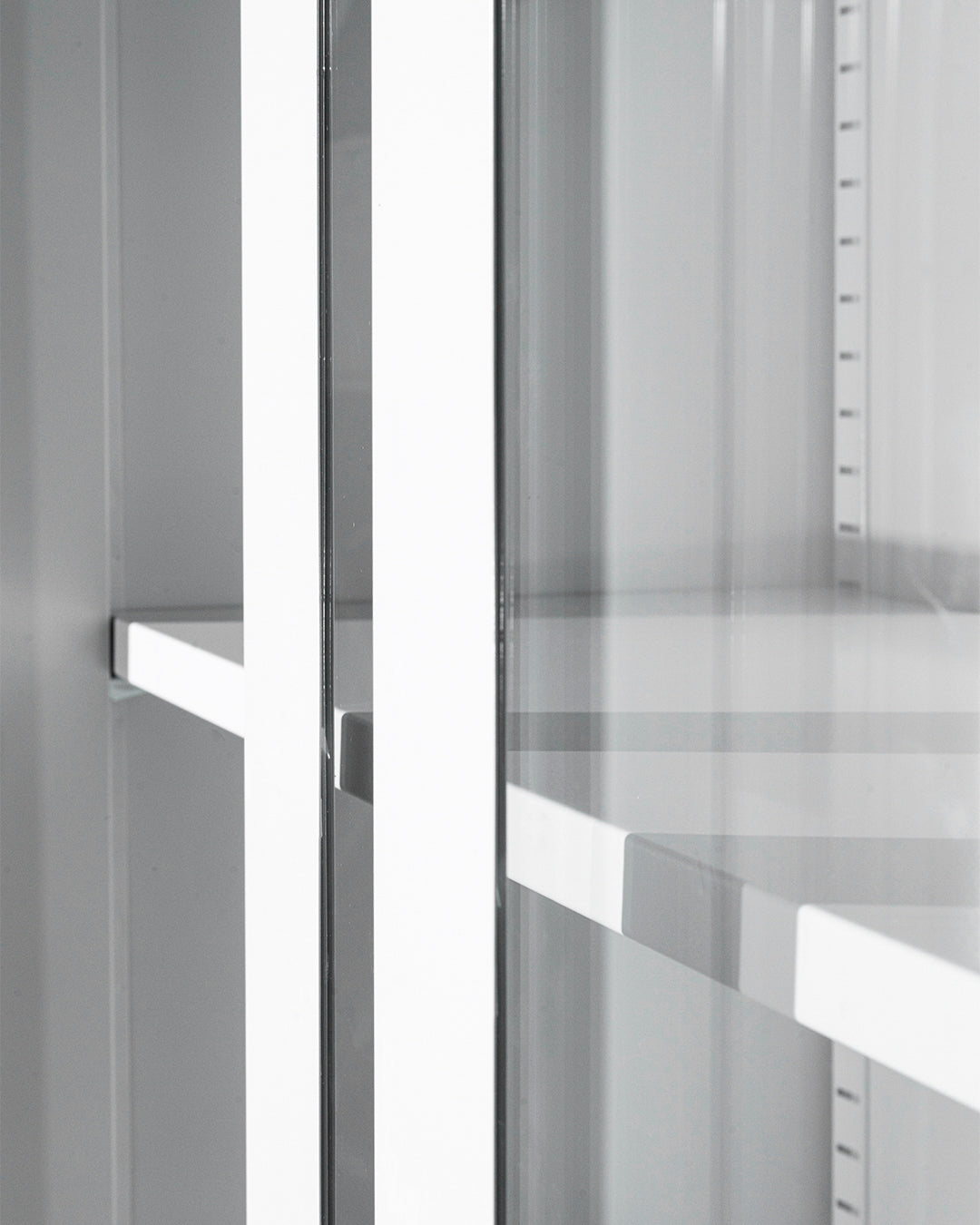 Armadio con porte a vetri temperati - 4/8 ripiani spostabili - bordi arrotondati