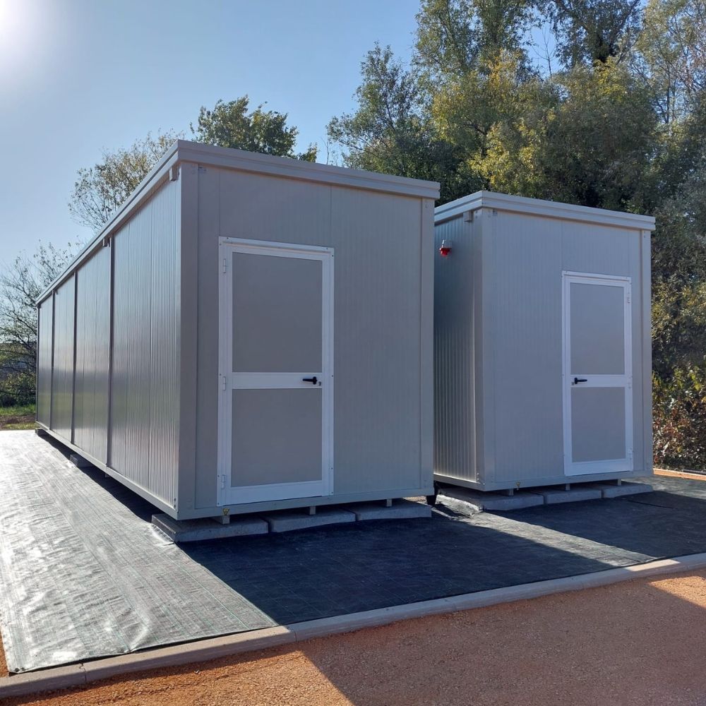 Forniamo soluzioni strutturali agili per creare nuovi spazi ovunque servano.
Dai monoblocchi coibentati ad uso ufficio o spogliatoio, ai box in lamiera per il ricovero attrezzi, fino ai container navali per lo stoccaggio pesante.