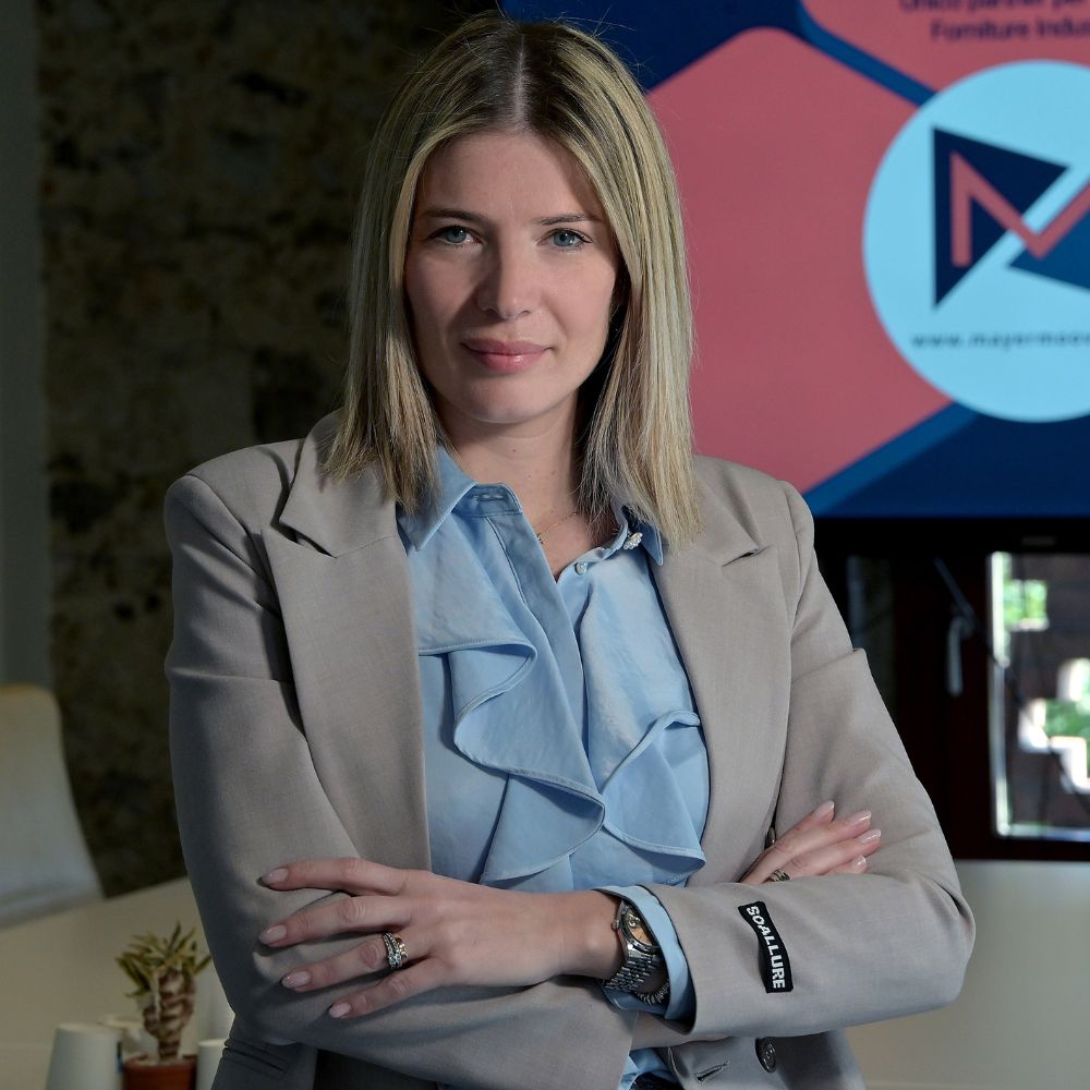 Dafne Russo, esperta in soluzioni industriali, offre consulenza e progettazione per ecologia e stoccaggio, contenitori industriali, acciaio inox, monoblocchi e container.