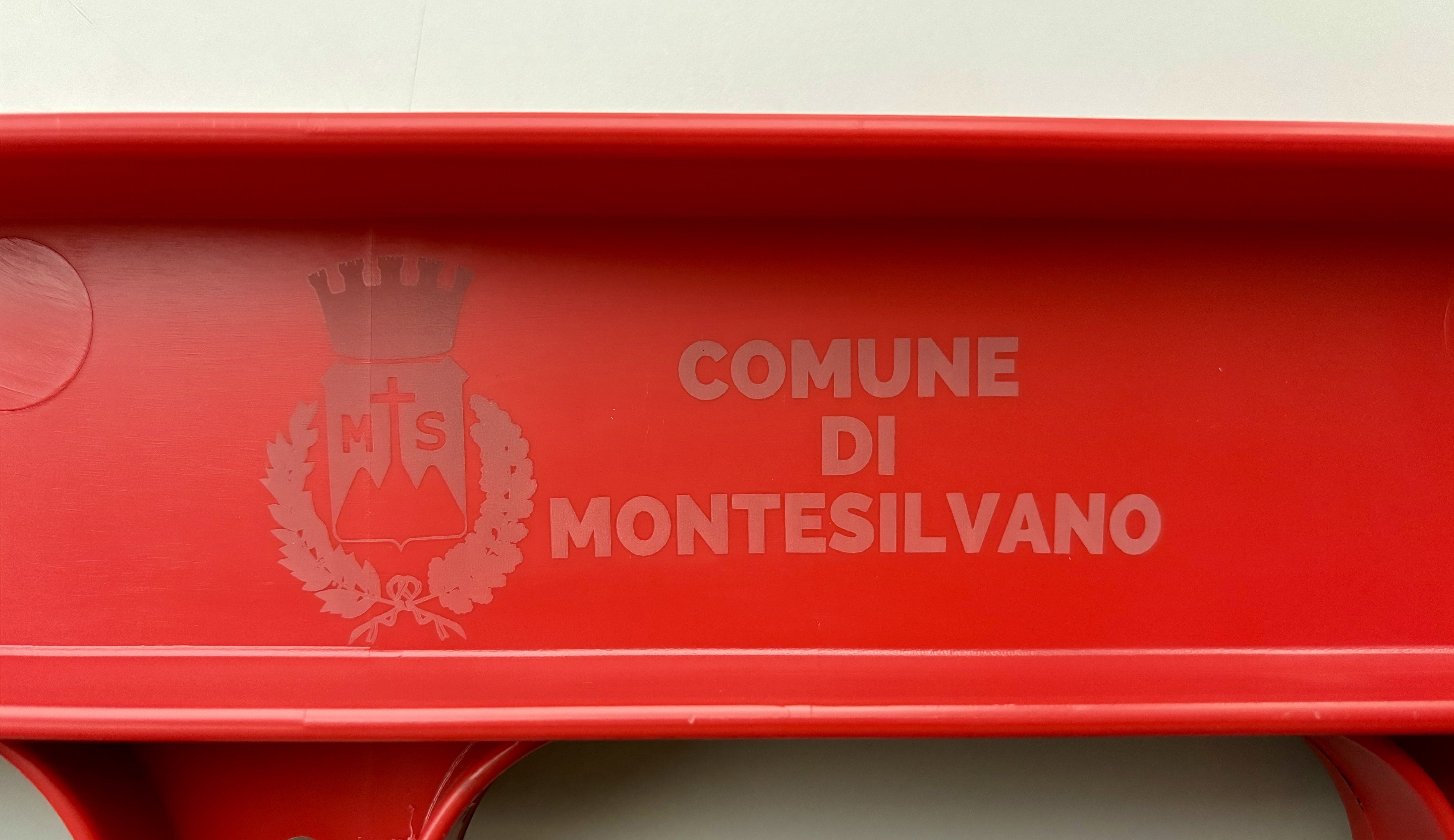 Barrière routière en plastique - Dimensions. 200 x 120 cm - avec 2 pieds pivotants - avec gravure laser