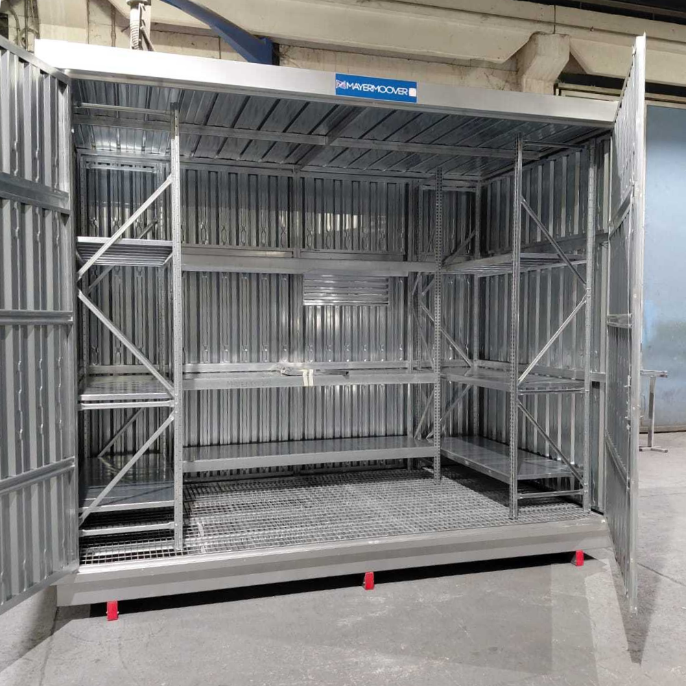 Container in lamiera su misura, con scaffalature a parete e vasca di stoccaggio. Progetto di Mayermoover