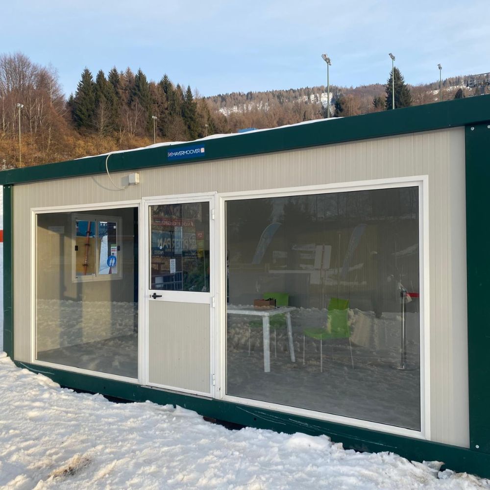 Per il secondo anno consecutivo, siamo orgogliosi di aver rinnovato la nostra partnership con lo Sci Club Nottoli all’interno del progetto #WeLoveNevegal, promosso da Dolomiti Ski Line. Fornendo Container personalizzati ad uso biglietteria e uffici operativi
